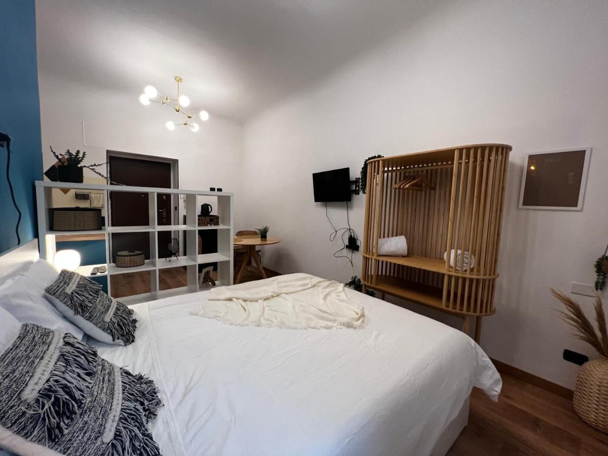Regina Milano Ai Navigli - Sky Tv, Wifi And Breakfast Box Apartment Bagian luar foto