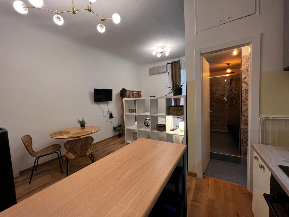 Regina Milano Ai Navigli - Sky Tv, Wifi And Breakfast Box Apartment Bagian luar foto