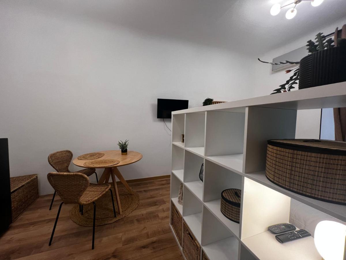 Regina Milano Ai Navigli - Sky Tv, Wifi And Breakfast Box Apartment Bagian luar foto