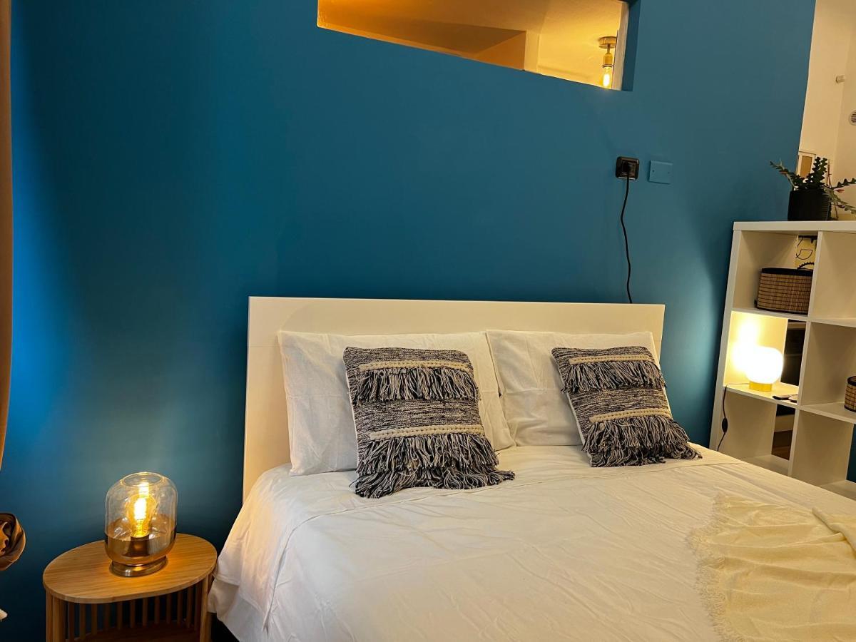 Regina Milano Ai Navigli - Sky Tv, Wifi And Breakfast Box Apartment Bagian luar foto