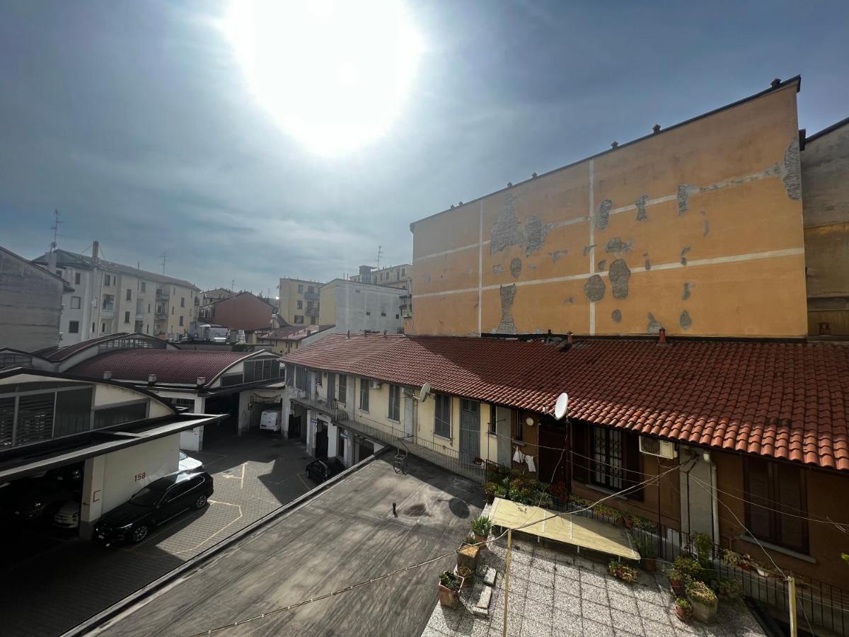 Regina Milano Ai Navigli - Sky Tv, Wifi And Breakfast Box Apartment Bagian luar foto