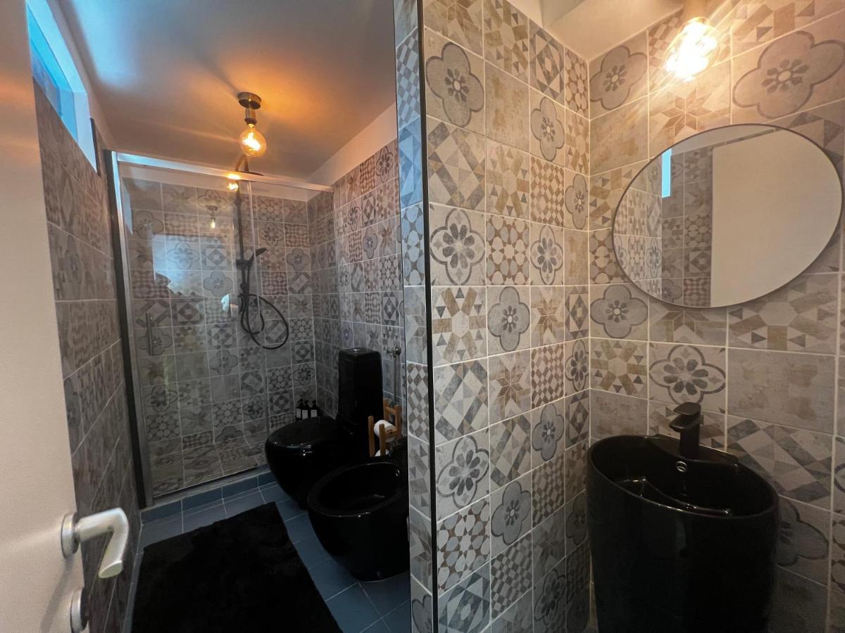 Regina Milano Ai Navigli - Sky Tv, Wifi And Breakfast Box Apartment Bagian luar foto