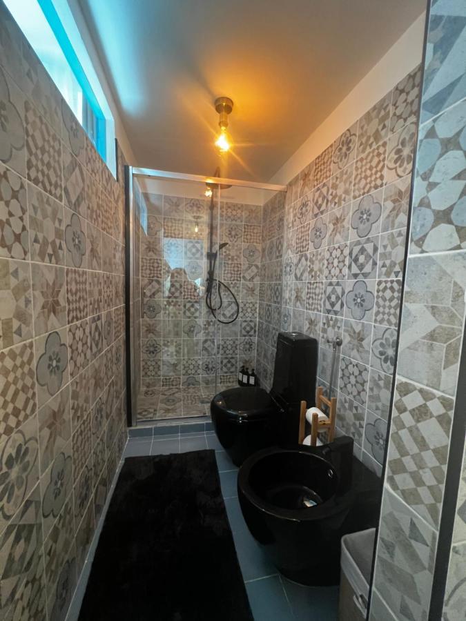 Regina Milano Ai Navigli - Sky Tv, Wifi And Breakfast Box Apartment Bagian luar foto