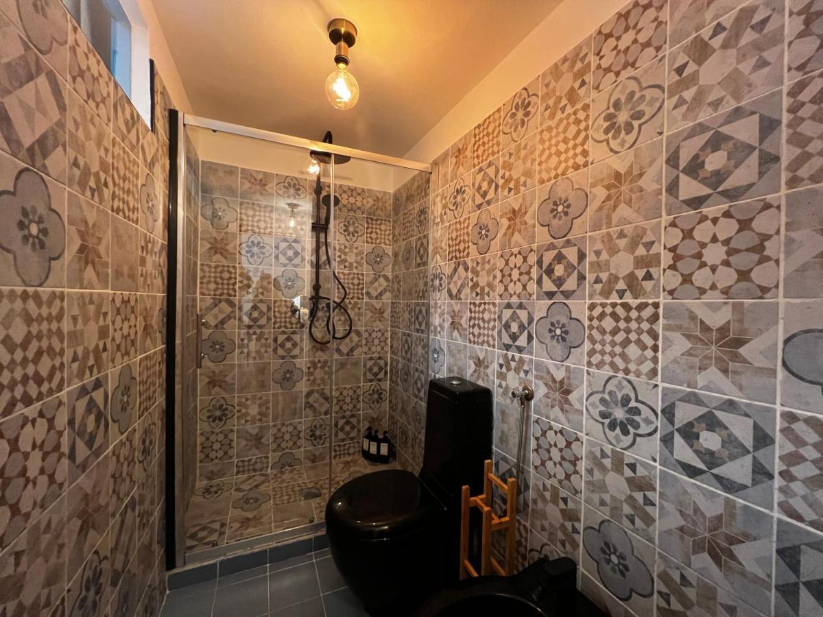 Regina Milano Ai Navigli - Sky Tv, Wifi And Breakfast Box Apartment Bagian luar foto