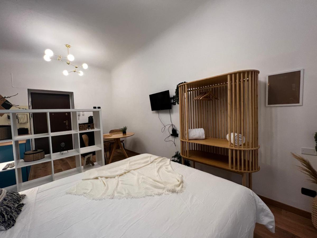 Regina Milano Ai Navigli - Sky Tv, Wifi And Breakfast Box Apartment Bagian luar foto