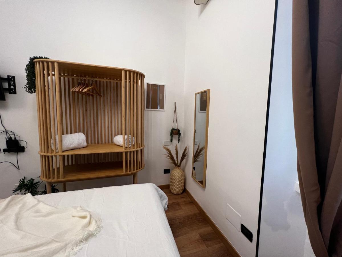 Regina Milano Ai Navigli - Sky Tv, Wifi And Breakfast Box Apartment Bagian luar foto