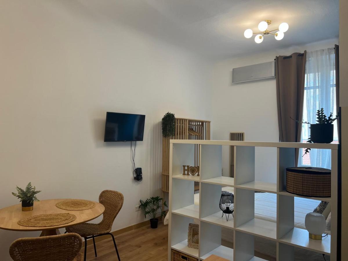 Regina Milano Ai Navigli - Sky Tv, Wifi And Breakfast Box Apartment Bagian luar foto