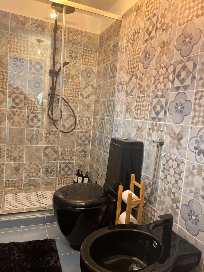 Regina Milano Ai Navigli - Sky Tv, Wifi And Breakfast Box Apartment Bagian luar foto