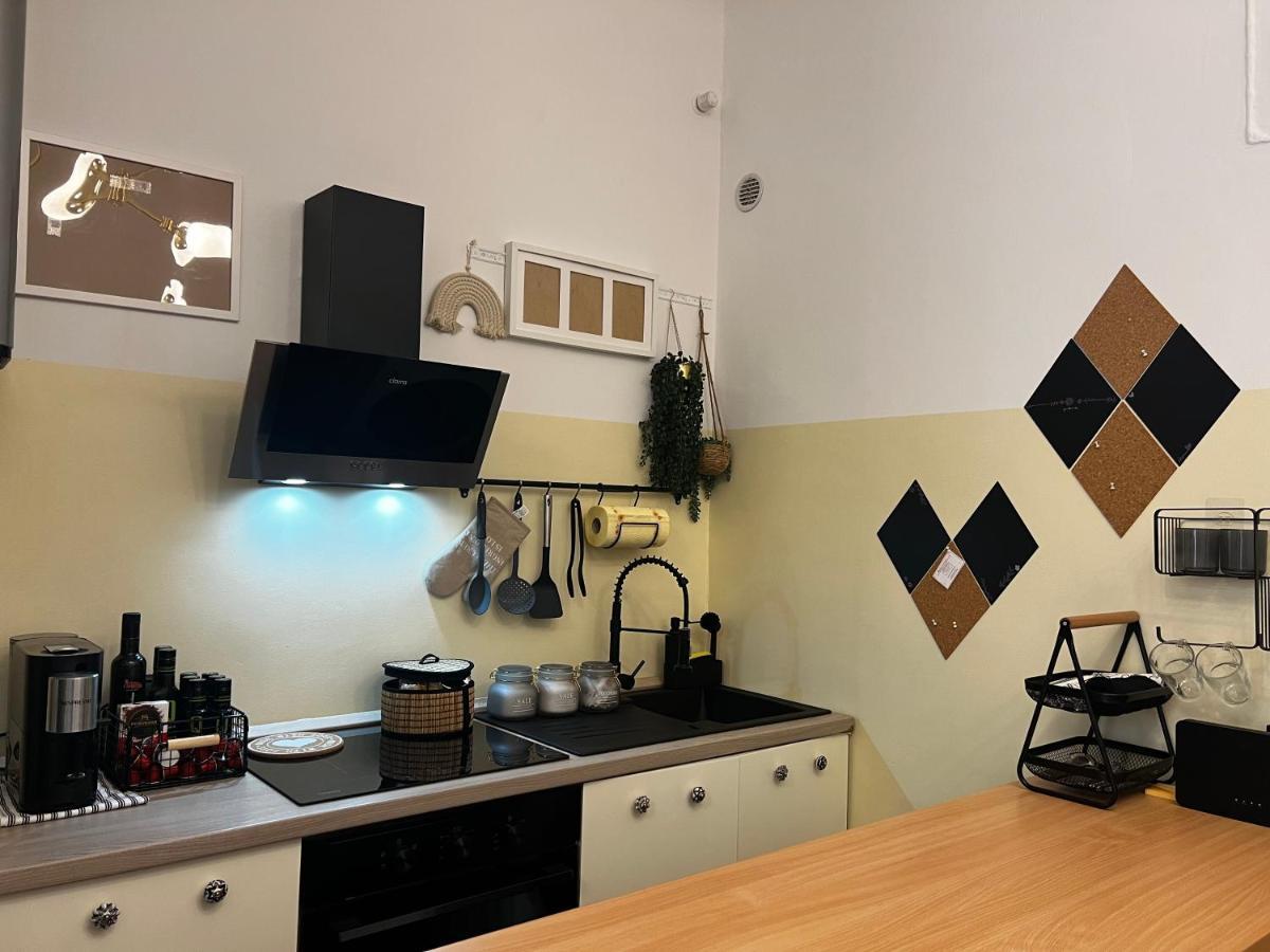 Regina Milano Ai Navigli - Sky Tv, Wifi And Breakfast Box Apartment Bagian luar foto